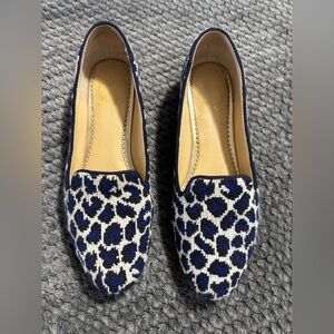 C. Wonder Women’s Navy and White Leopard-Pattern Pointed Loafers Size 6M